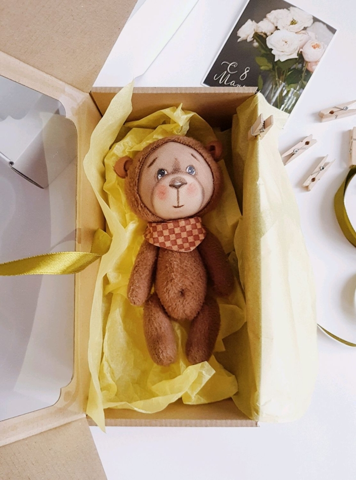 Коробка для кукол и игрушек 32 см., бурая