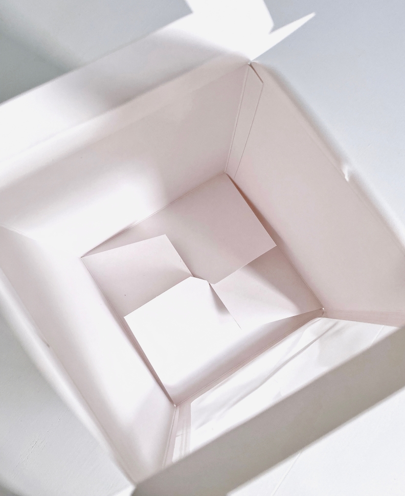Коробка для кулича с окном 15х15х18 см., белая