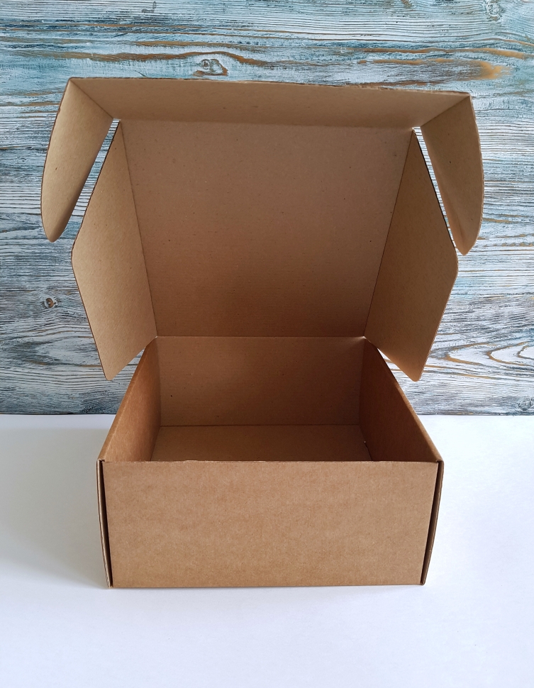 Коробка из гофрокартона, 22х22х10 см.