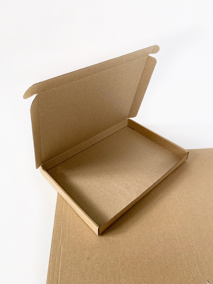 Коробка из гофрокартона, 27,5х20х2,5 см.