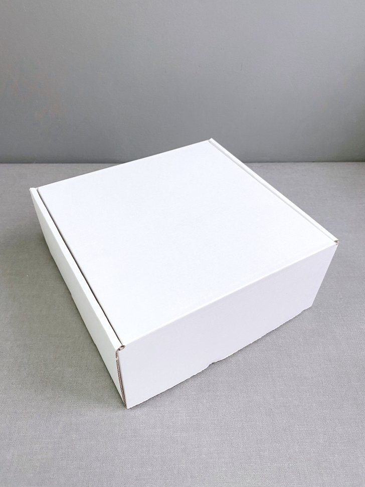 Самосборная коробка из гофрокартона, 22х22х10 см. белая