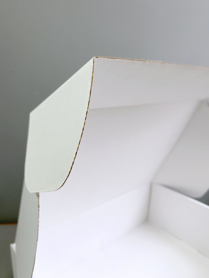 Коробка из гофоркартона, 37х26х12 см. белая